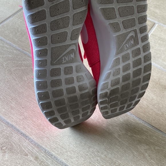Nike Hot Pink Roshe Sneakers Size: 9 - Picture 6 of 7